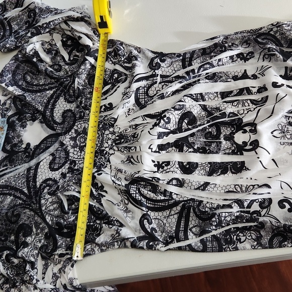 United World Ware Blouse Womens Size M Petite Black 2hite Paisley pleaded Top - Picture 11 of 13